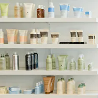 Regal mit Friseur Produkten